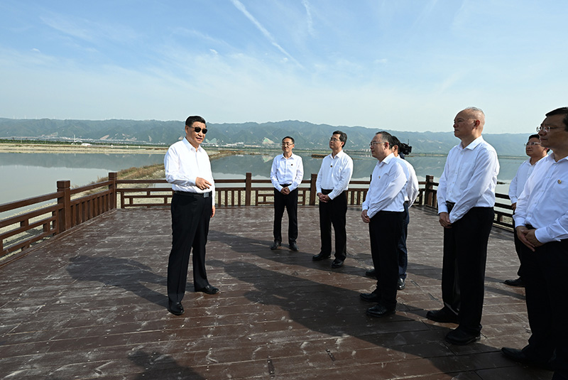 5月16日下午，中共中央總書記、國家主席、中央軍委主席習近平在前往陜西西安主持中國－中亞峰會途中，在山西運城鹽湖考察。